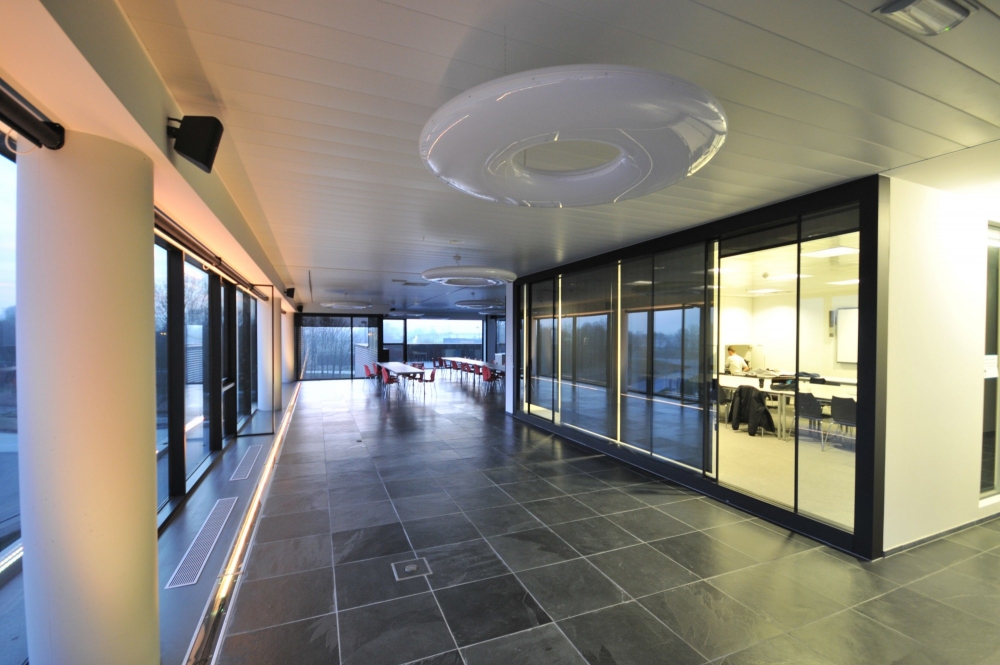 akoestisch plafond met liggers