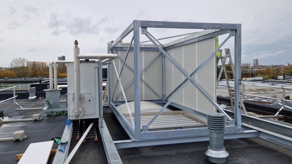 Aangepaste dempers en geluidsabsorberende panelen rond de lichtstraat