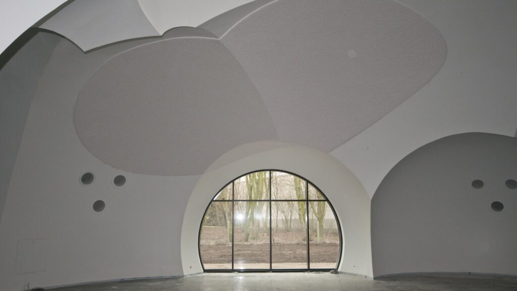 Koepelplafond in het gemeentehuis van Oostkamp naar het ontwerp van architect Carlos Arroyo