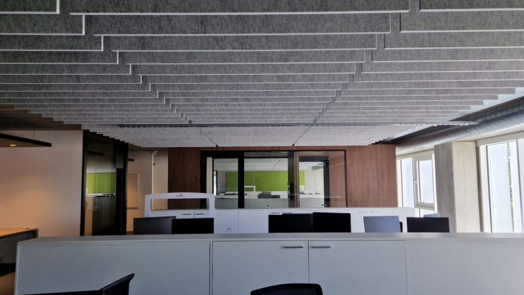 Open space kantoor bij Biové-Innovet in Arques met PET-baffles aan het plafond