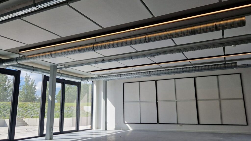 Polyvalente ruimte De Melkerij bij Inex in Bavegem met akoestisch afgewerkt betonnen zichtplafond